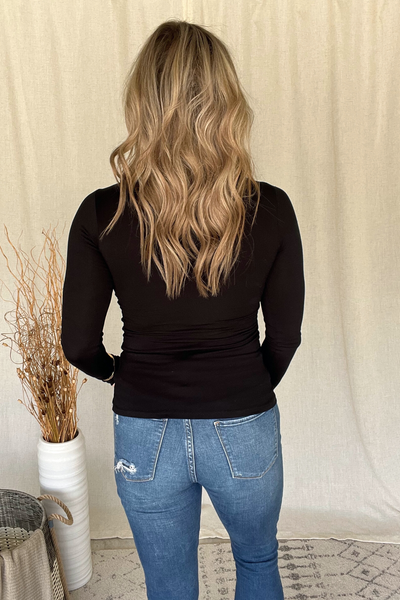 BLACK TURTLENECK TOP